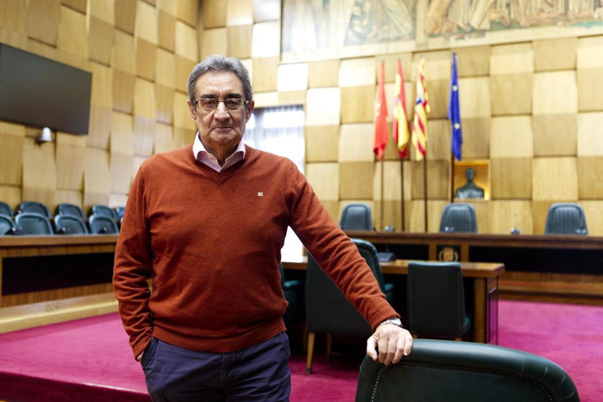 El portavoz de Vox, Julio Calvo, posa en el salón de plenos del Ayuntamiento de Zaragoza.