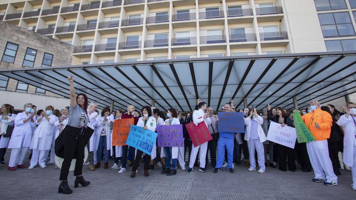 Concentración de protesta ante el Hospital de la Ribera.