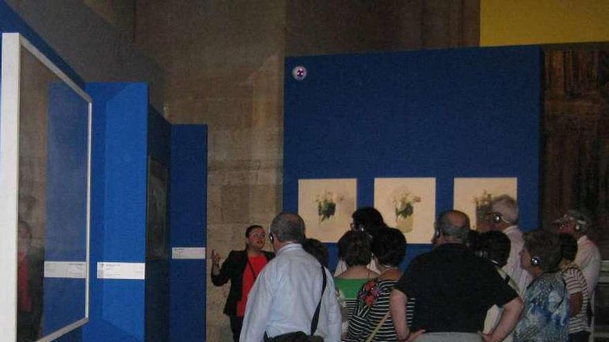 Un grupo de visitantes admira las obras expuestas en Aqva.
