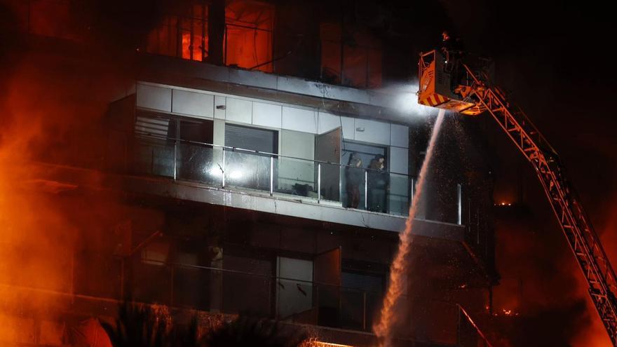 Infierno en Valencia tras el espectacular incendio de un edificio