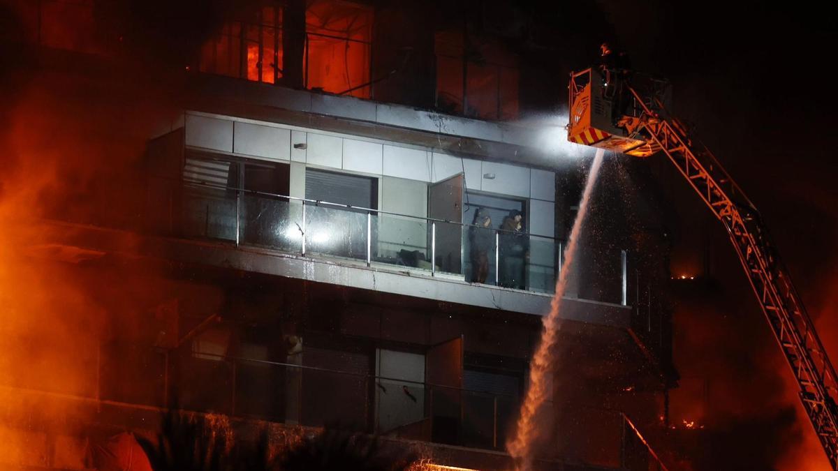 Infierno en Valencia tras el espectacular incendio de un edificio