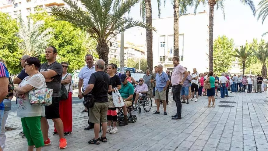 La Feria Taurina de Hogueras causa expectación: largas colas para comprar entradas en la Plaza de Toros de Alicante