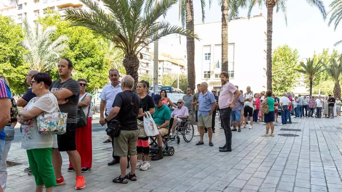 Largas colas en la plaza de toros de Alicante para comprar entradas de la Feria Taurina de Hogueras