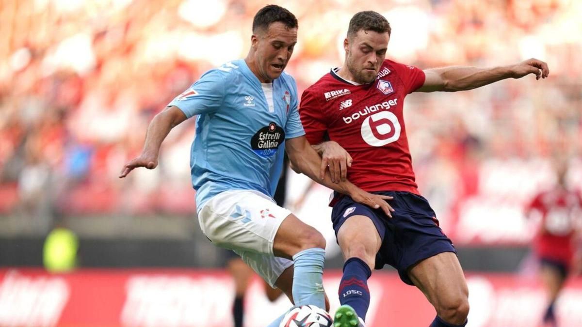 Javier Manquillo disputa un balón a Gabriel Gudmundsson durante el amistoso jugado el martes contra el Lille en Valenciennes.
