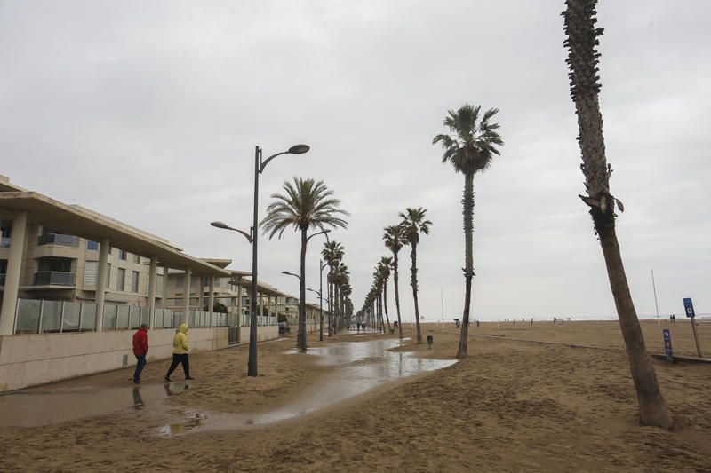 Temporal de lluvia: las mejores imágenes del paseo marítimo de València cubierto de arena