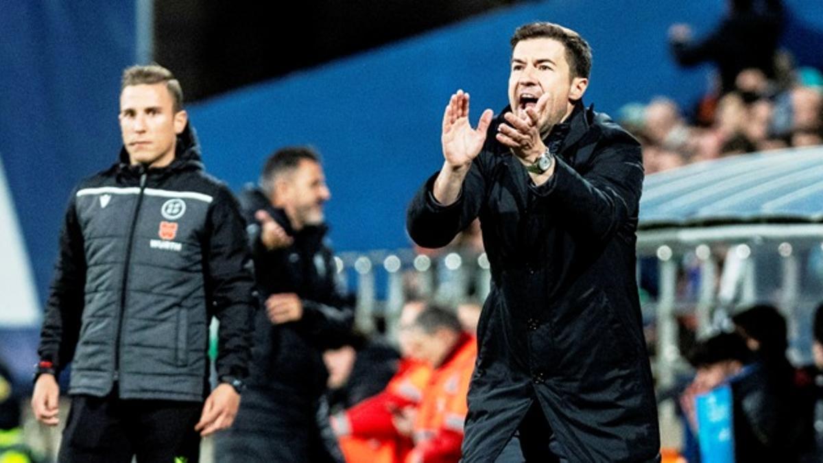 Gabi Fernández aplaude a sus futbolistas con su energía característica.