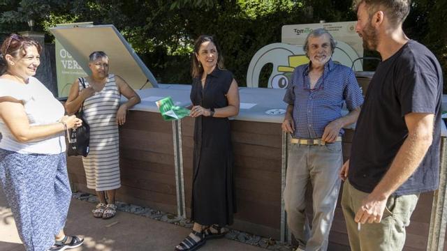 En el centro, la alcaldesa, en uno de los centros de compostaje.