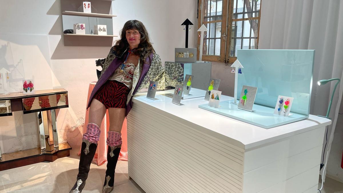 Patricia, junto a alguno de sus diseños, en la tienda de la calle Agustina de Aragón que inauguró hace casi un año.