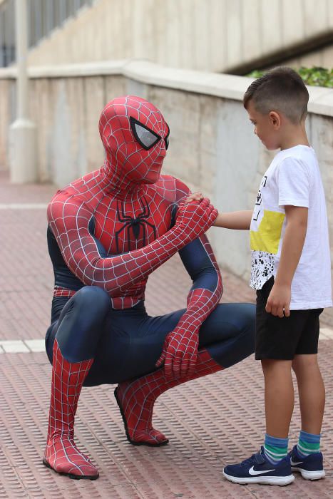 Eduardo Rodríguez recorre las plantas de oncología vestido de Spiderman.