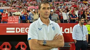 José Ángel Carmona, delantero del Sevilla , es felicitado por su compañero Enrique Jesús Salas Valiente después de marcar el segundo gol de su equipo durante el partido de LaLiga Santander que enfrenta al Espanyol contra el Sevilla en el estadio RCDE de Barcelona. EFE/ Alejandro García