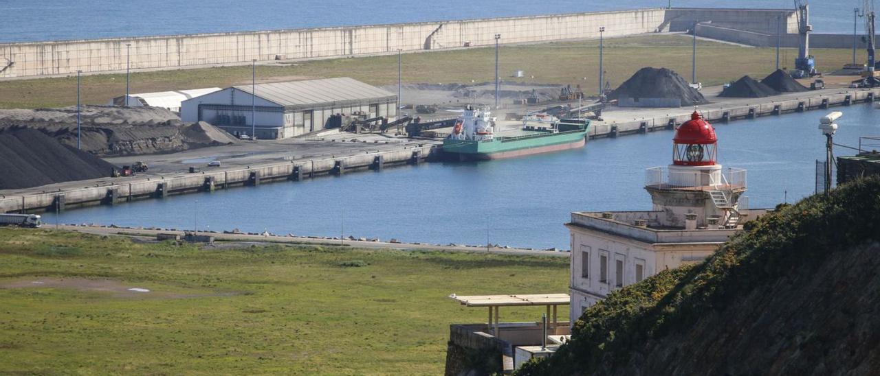 Al fondo, el Muelle Norte de la ampliación de El Musel, cuya actividad principal actualmente es el tráfico de graneles sólidos. | Pablo Solares