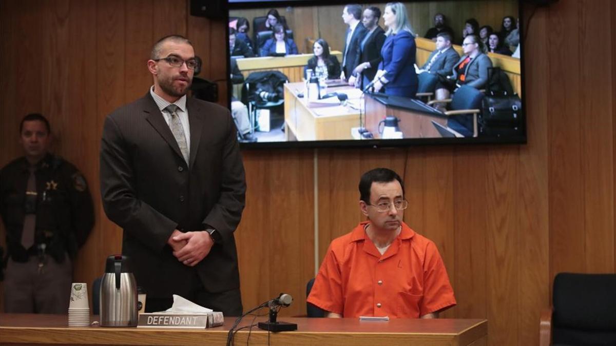 Larry Nassar y su abogado escuchan la sentencia