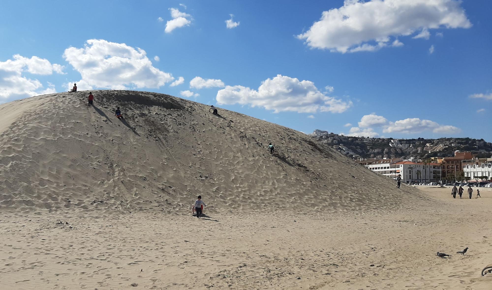 Una enorme duna de arena se convierte en la nueva atracción en una playa de Peñíscola