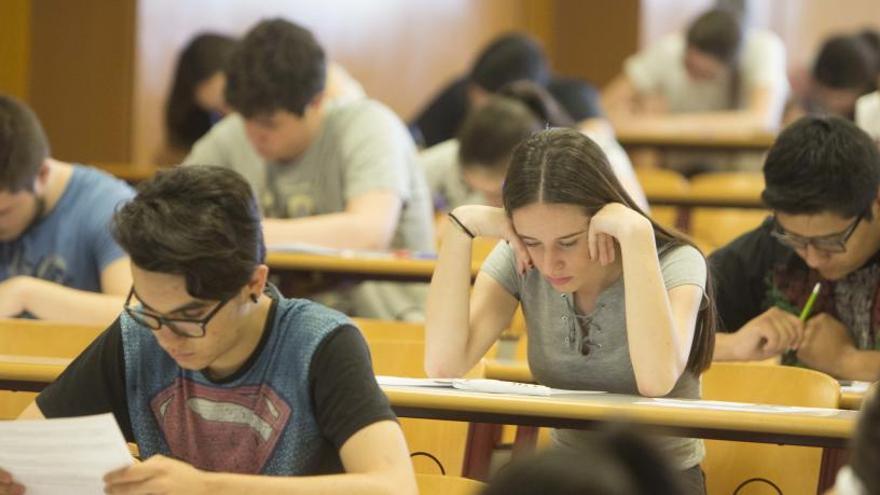 Estudiantes examinándose de Selectividad