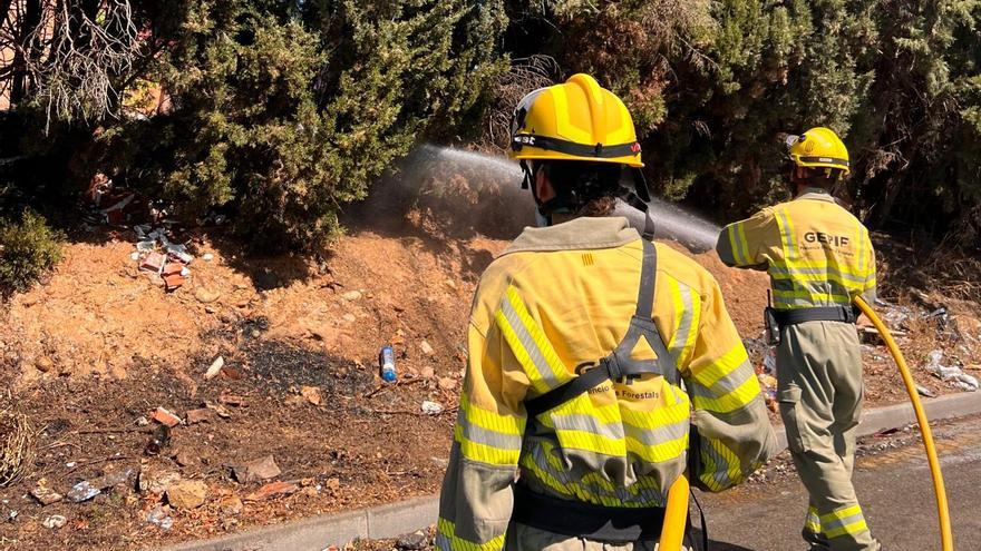 Un foc crema un camp i xiprers a Figueres