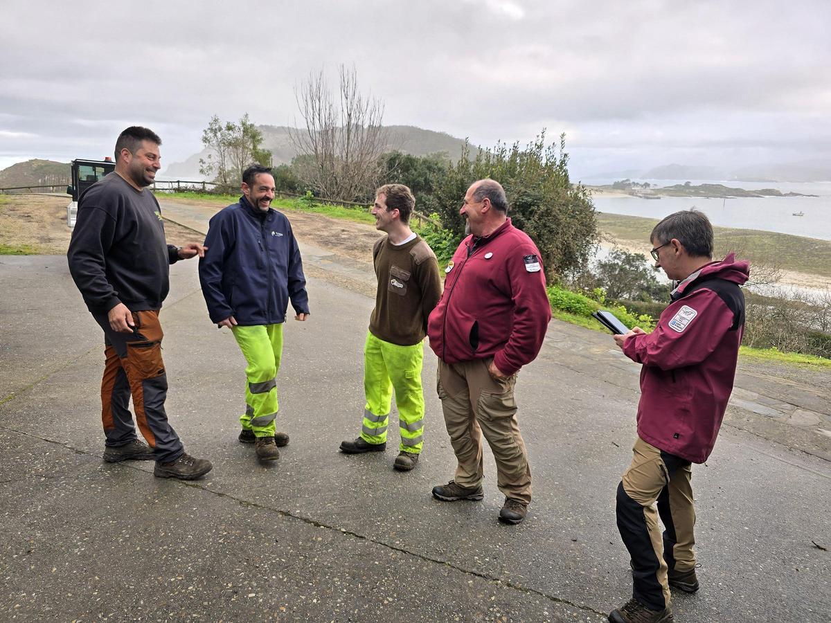 Tony (mecánico), tabajadores de Tragsa, y los agentes forestales Emilio Alonso y Gonzalo Gamallo