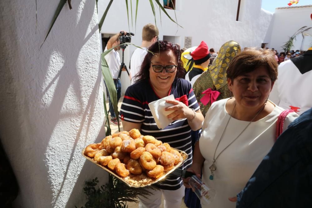 El calor de septiembre hace sudar la gota gorda a ''balladors'', público y a los participantes en la procesión