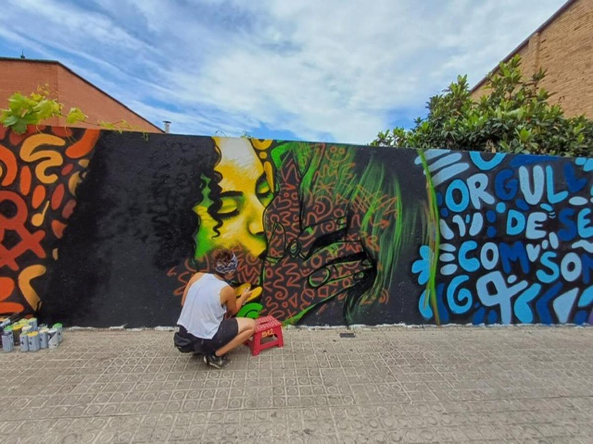 Pintada d'un mural per l'orgull LGTBI