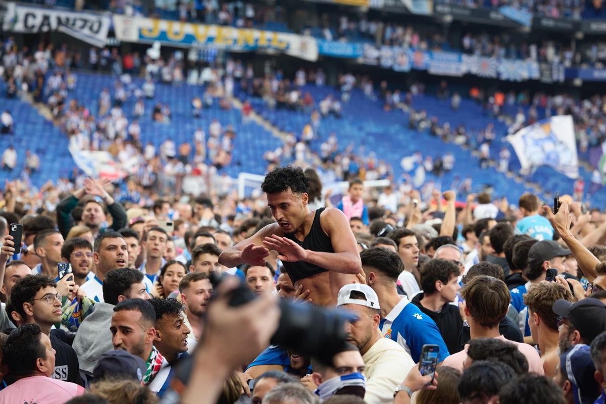 Omar El Hilali, a hombros tras acabar el partido