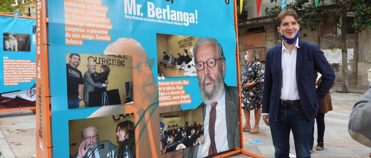 Jorge Berlanga, nieto de Luis García Berlanga, junto a uno de los paneles de la exposición.