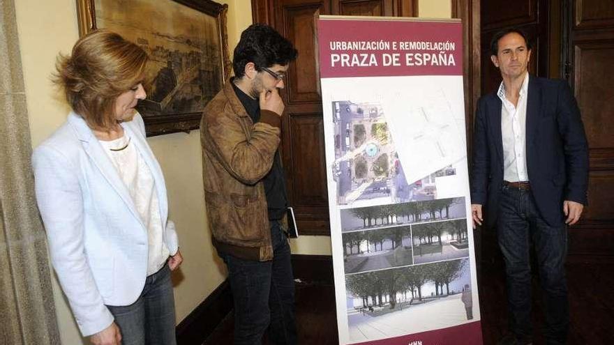 Ana Granja, el arquitecto Yago Fernández, y Tomás Fole presentaron el proyecto en Ravella.