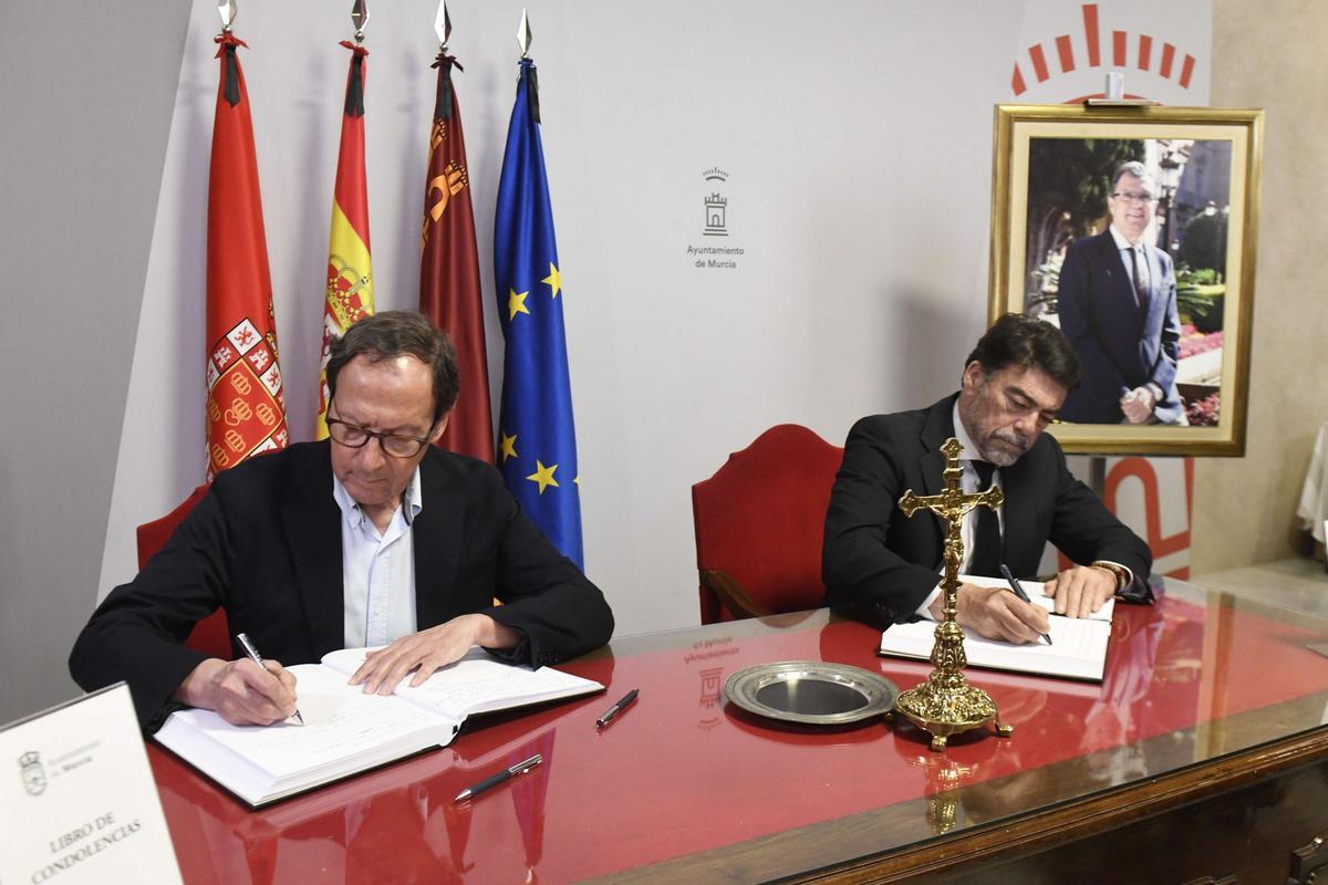 Las imágenes de la despedida a José Ballesta en la capilla ardiente instalada en el Salón de Plenos del Ayuntamiento de Murcia