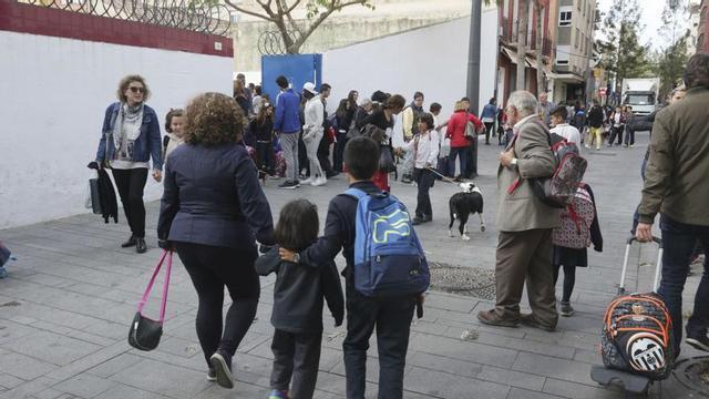 Familias y alumnado, a la entrada de un colegio en Gandia. | LEVANTE-EMV