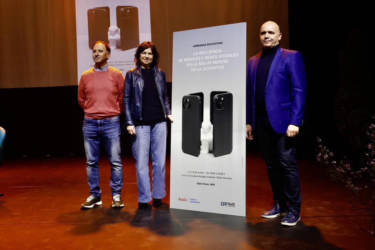 Manuel González, Montserrat López Moro y García de Marina, esta mañana en la presentación de las jornadas.