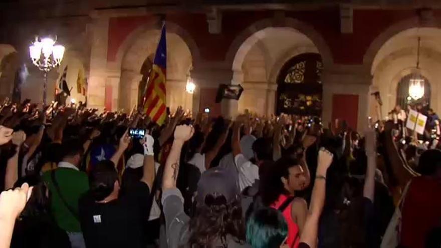 El aniversario del 1-O concluye con cargas policiales contra radicales en Barcelona