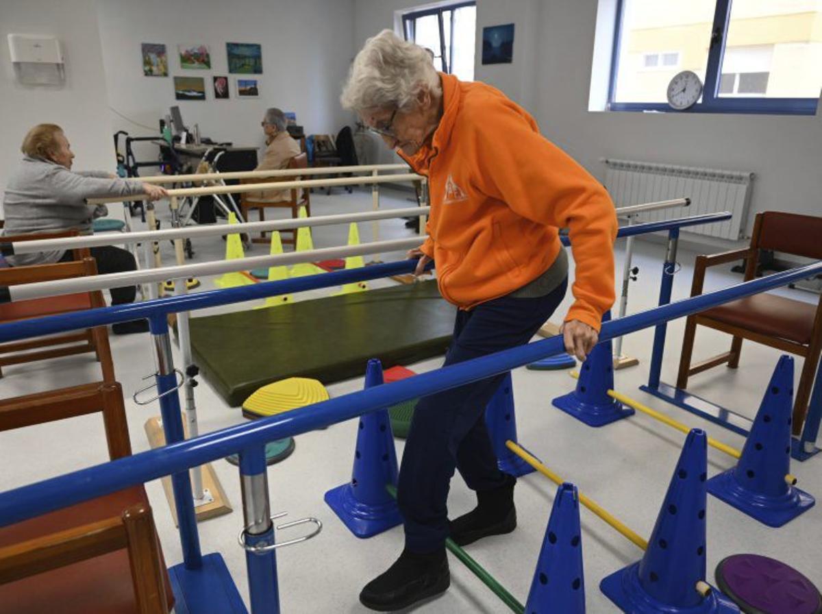 Una mujer hace ejercicio en la sala de fisioterapia. | R. VÁZQUEZ