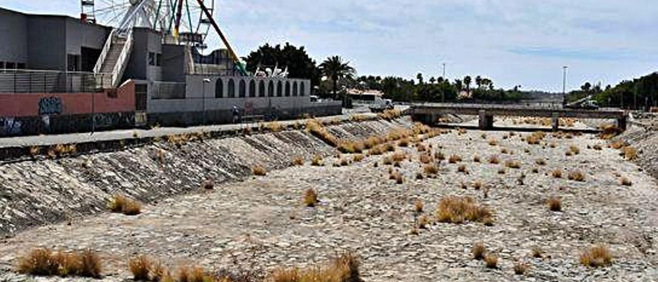 Barranco de Maspalomas a su paso por la zona turística, en el municipio de San Bartolomé de Tirajana.