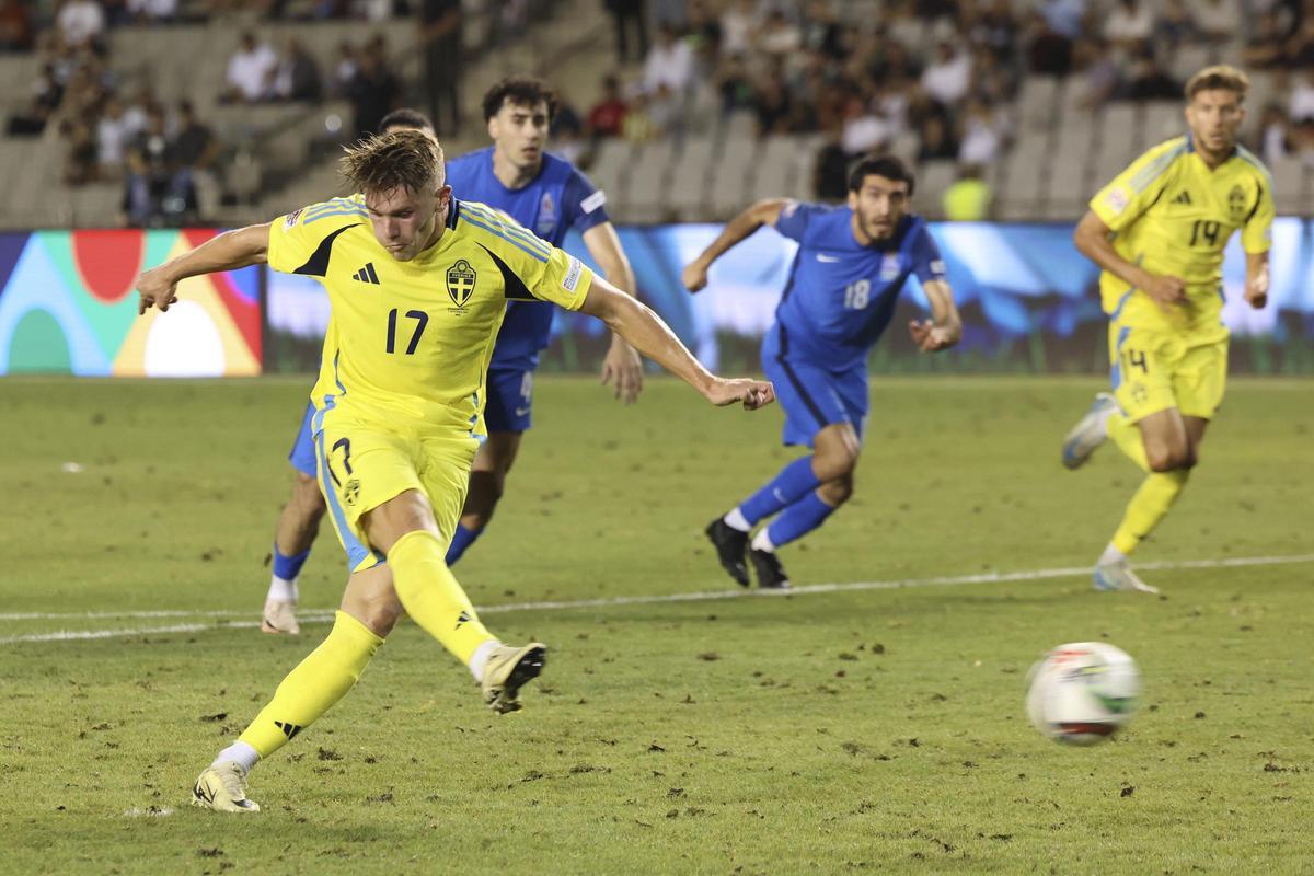 Gyökeres anotando de penalti con Suecia