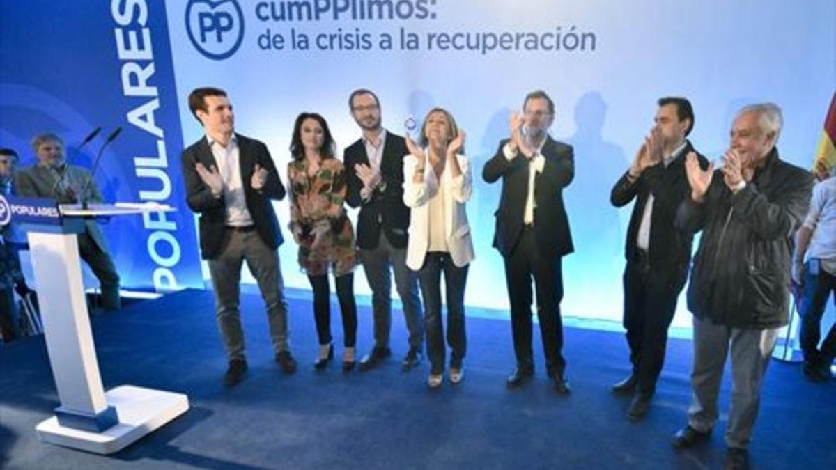 Mariano Rajoy, rodeado de toda la cúpula del PP, al término del acto de balance de gestión del Gobierno celebrado ayer en Toledo.