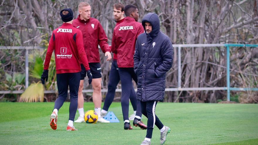 Iván Ania, junto a varios de sus futbolistas en una sesión en la Ciudad Deportiva.