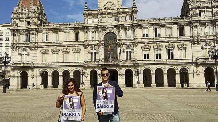 El novio de Sabela Ramil, Cañi, junto a una amiga.