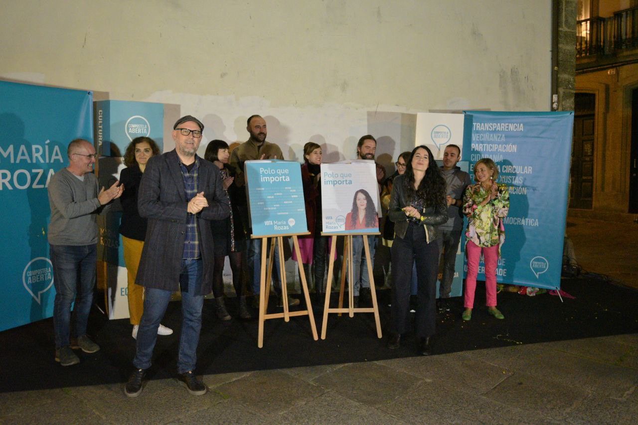El grupo municipal de Compostela Aberta posa ante los carteles electorales del grupo.