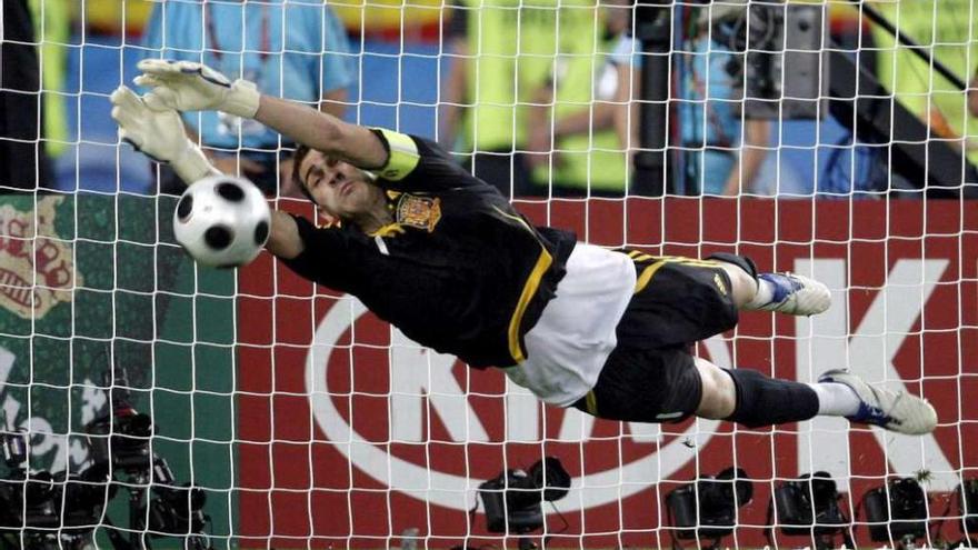 Casillas detiene un penalti en la tanda que le dio a España la victoria ante Italia en la Eurocopa 2008. // Efe