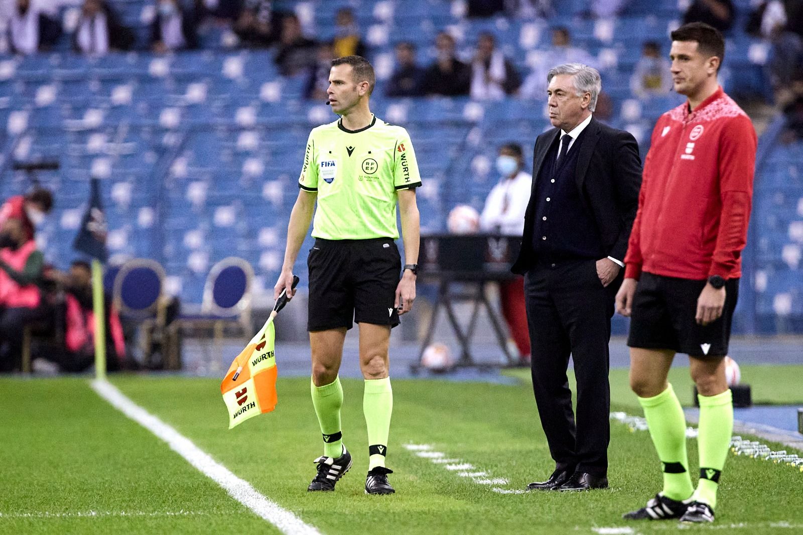 Ancelotti observa la final de la Supercopa contra el Athletic en Riad.