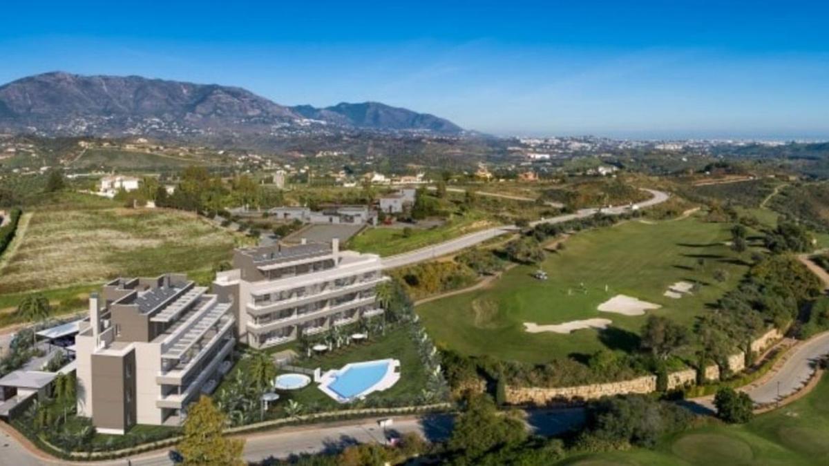 Viviendas de lujo con vistas a uno de los campos de golf ubicados en la Costa del Sol.