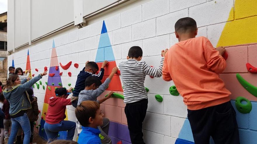 L&#039;Escola Valldaura estrena un rocòdrom amb l&#039;ajuda dels alumnes