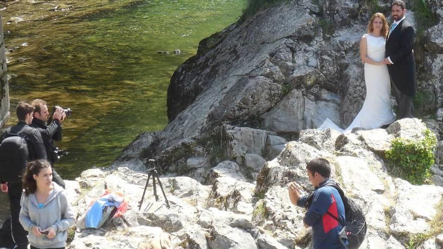 La pareja, en plena sesión de fotos, ayer, en Cangas de Onís.