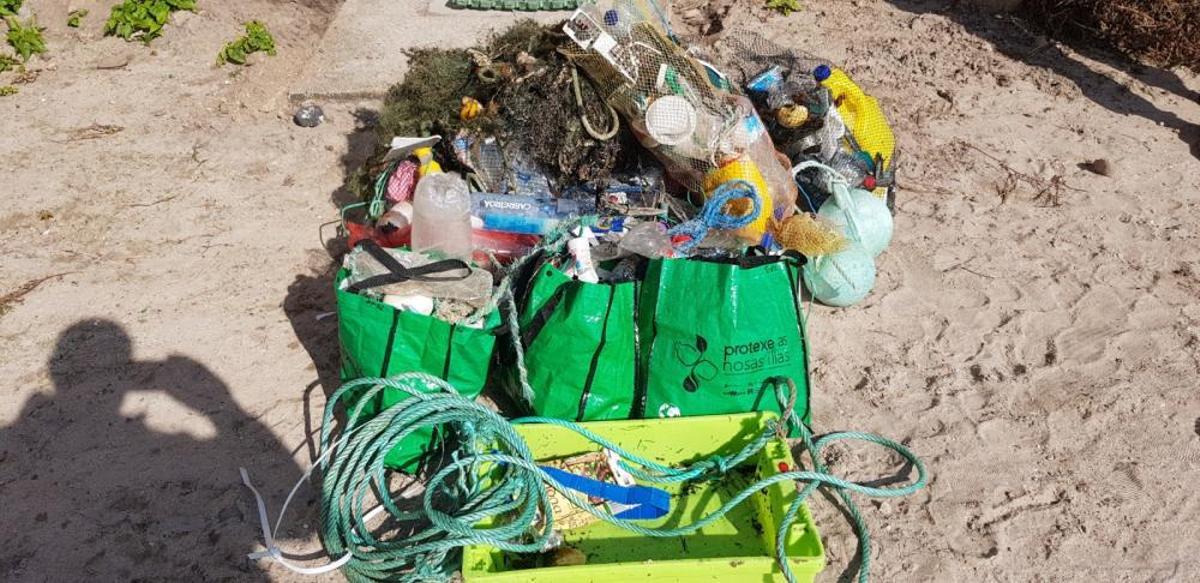 Eliminación de basura marina en Sálvora.