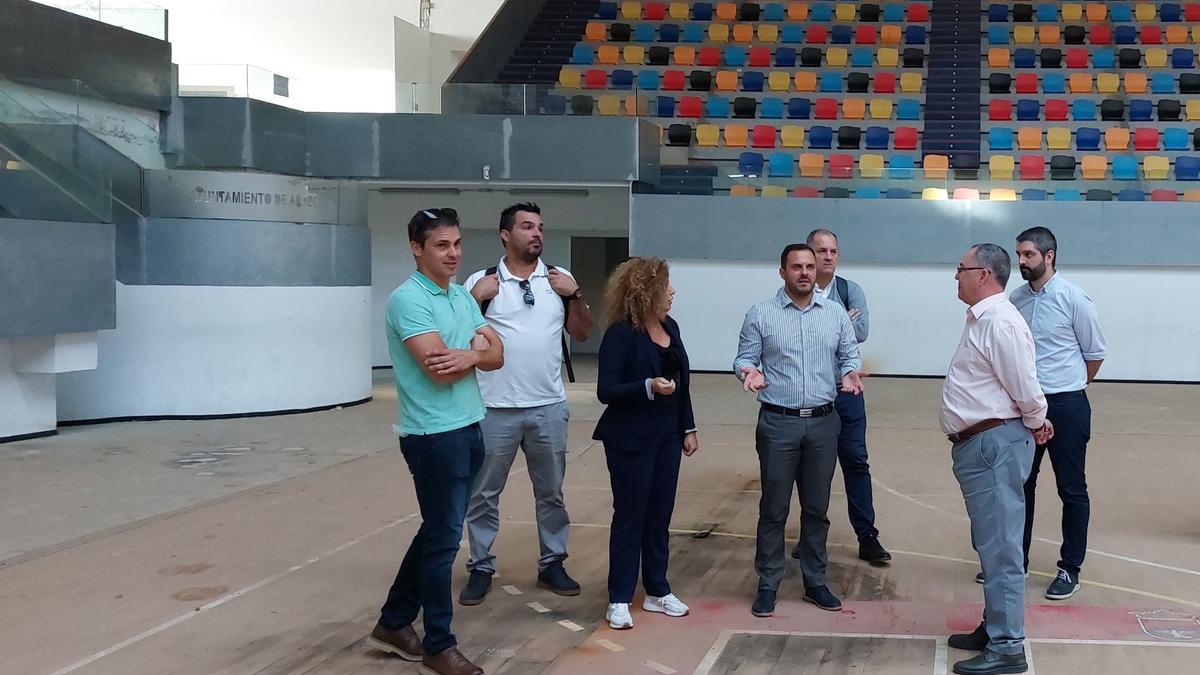 El alcalde de Arrecife, Yonathan de León, junto a la concejala de Deportes, Eli Merino, y directivos de Clece muestran las muchas deficiencias del pabellón de deportes de Argana Alta.