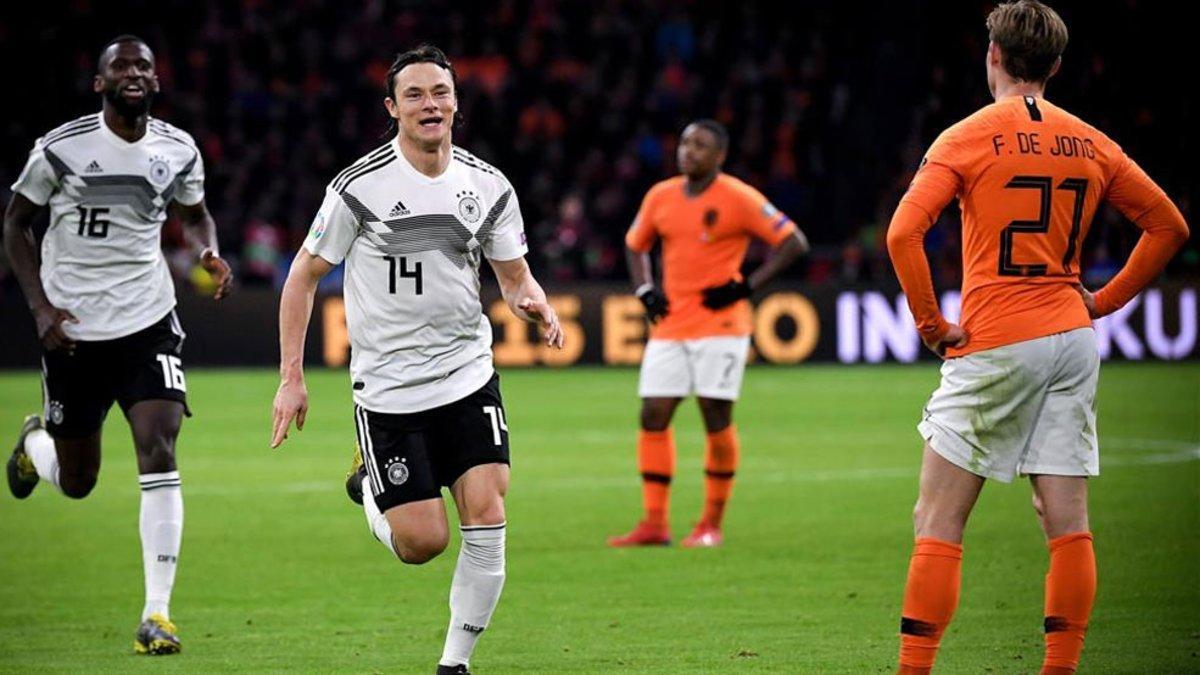 Schulz celebra el gol ante la mirada de De Jong