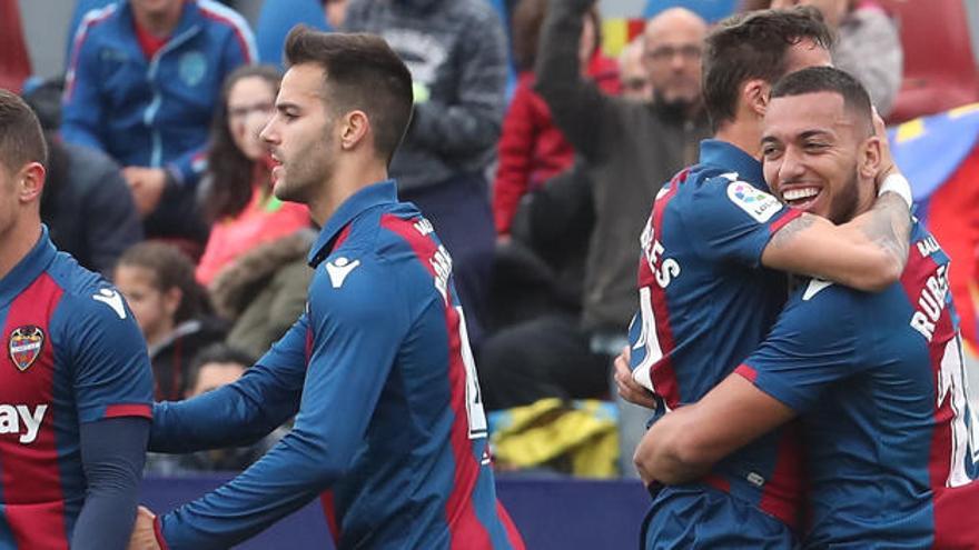 Vezo celebra su gol junto a Morales.