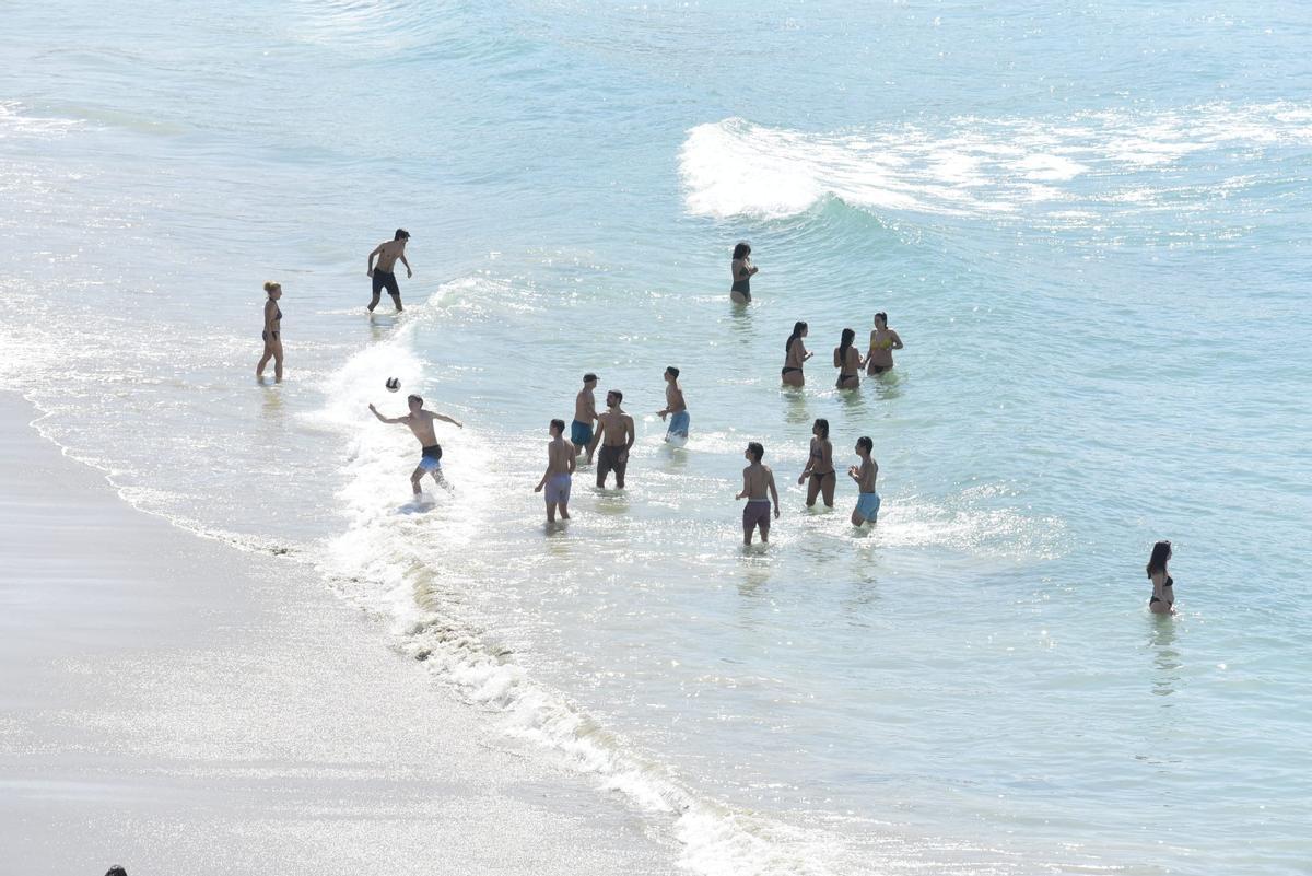Playas llenas en A Coruña este lunes, 6 de abril, con termómetros que alcanzan los 29 grados.
