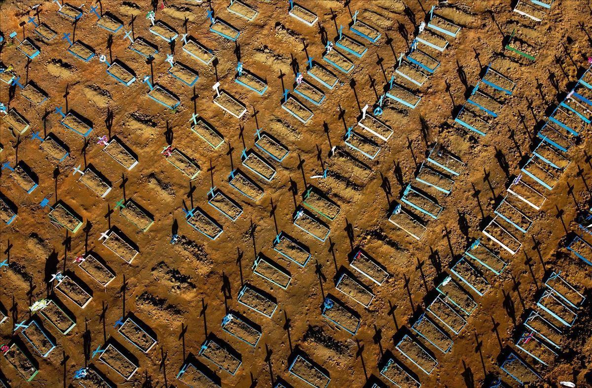 Vista aérea que muestra tumbas en el cementerio de Nossa Senhora Aparecida en Manaos, Brasil el 21 de junio de 2020