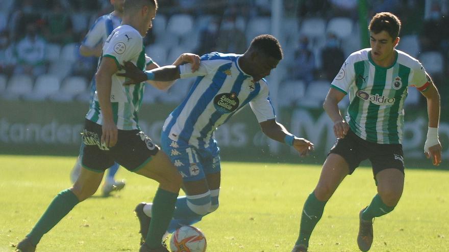 William intenta superar a dos jugadores del Racing de Santander en el partido de la primera vuelta. |  // LOF