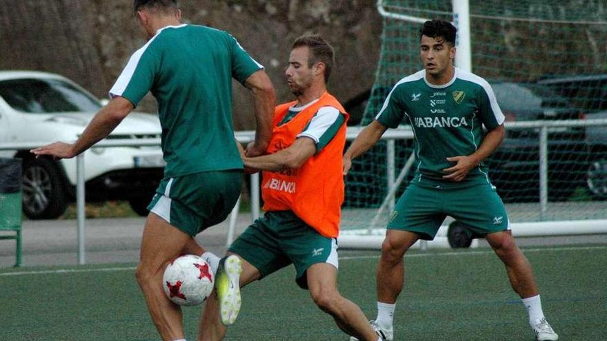 Higón presiona a Pazó, ante la presencia de Cubas, durante el entrenamiento de ayer en Fragoselo. // R.R.