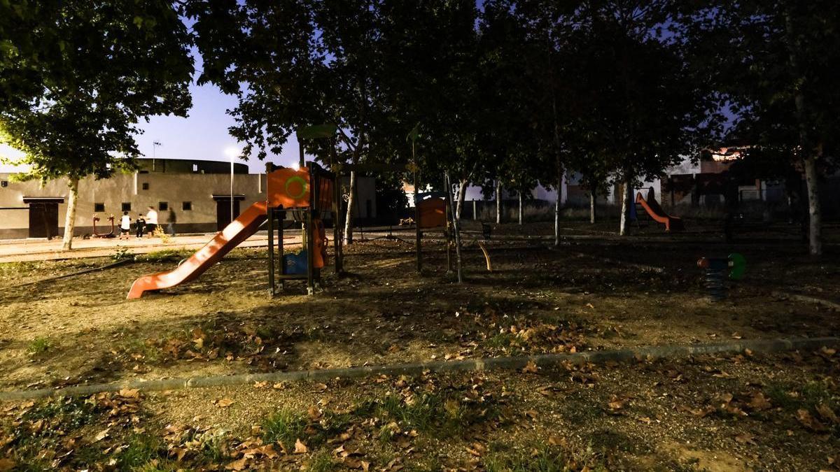 A la izquierda, las pistas de petanca, iluminadas por dos farolas; a la derecha, el parque infantil, a oscuras.